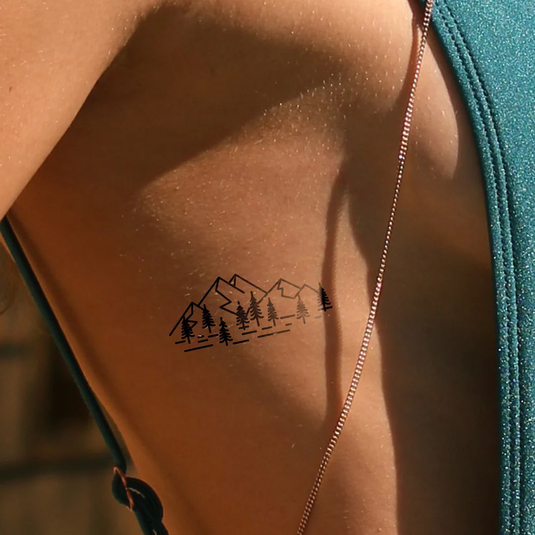 Tatouage de montagnes et d'arbres