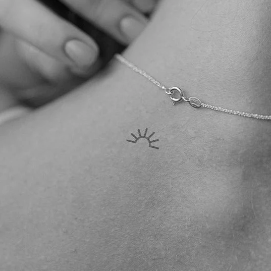 Tatouage demi-soleil