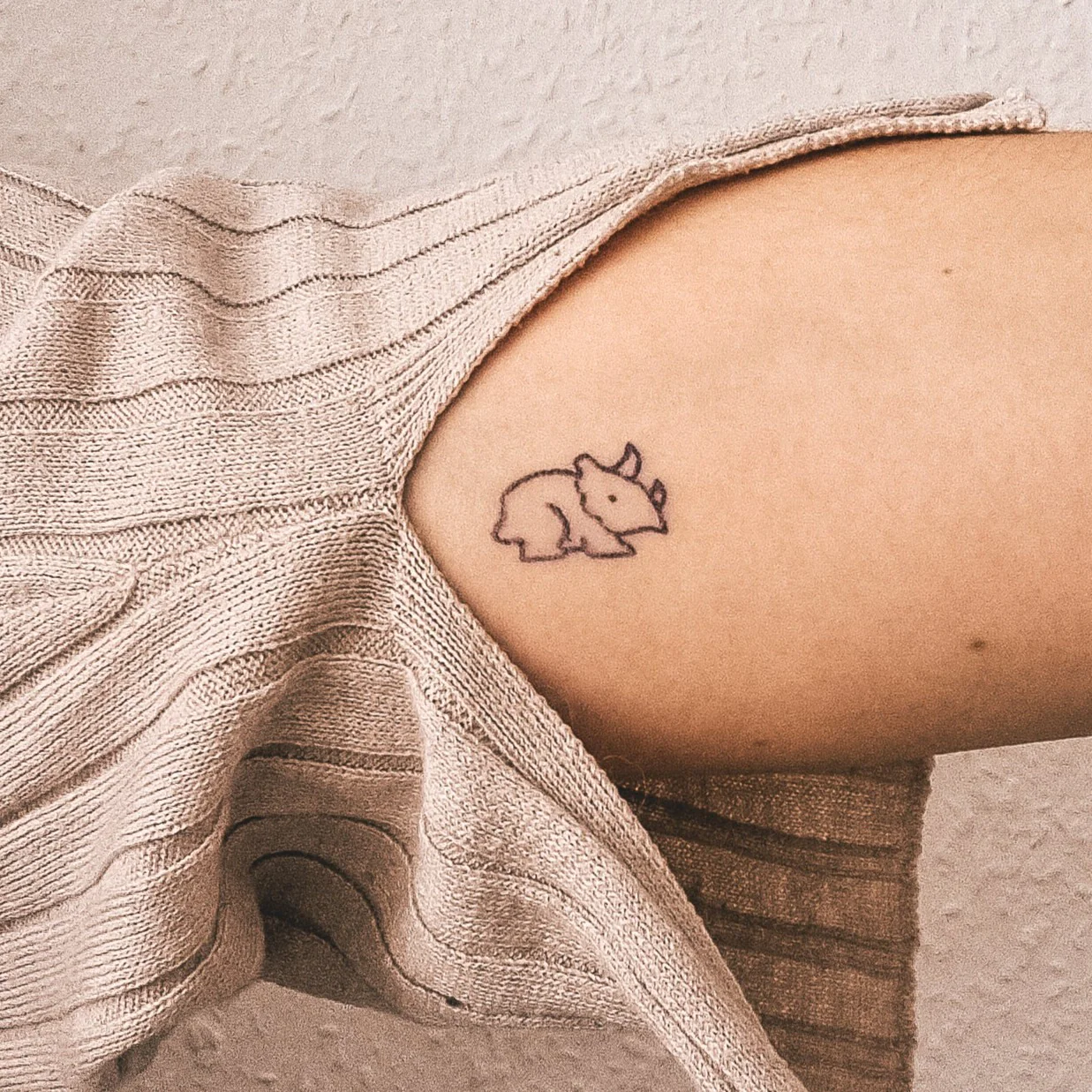 Petit tatouage de tricératops