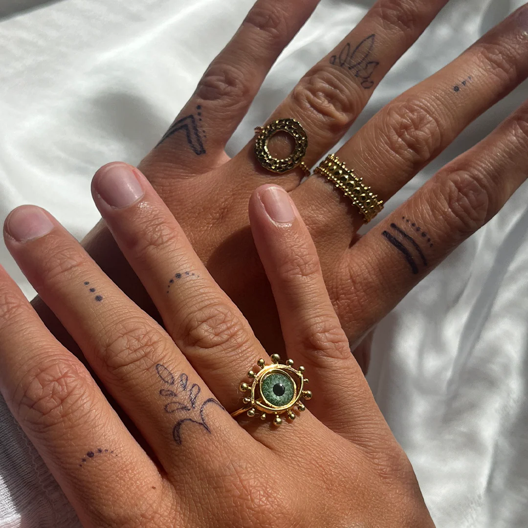 Ornements de tatouage pour les doigts