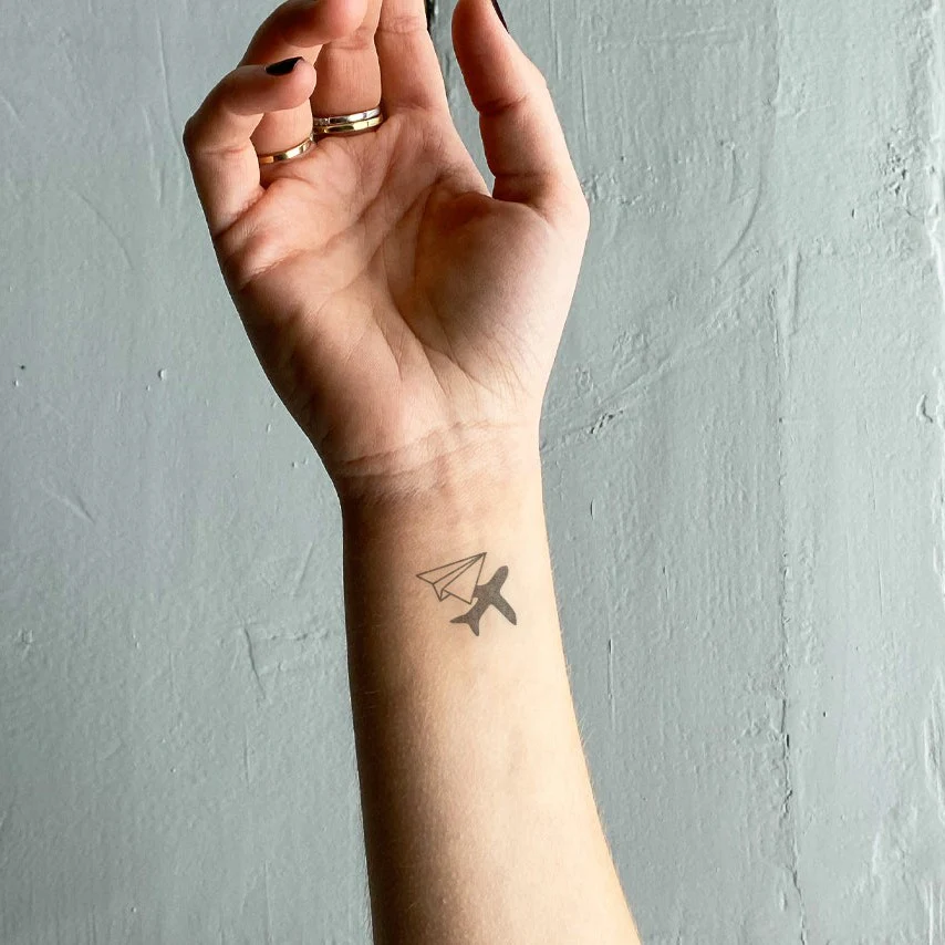 avion en papier avec ombre