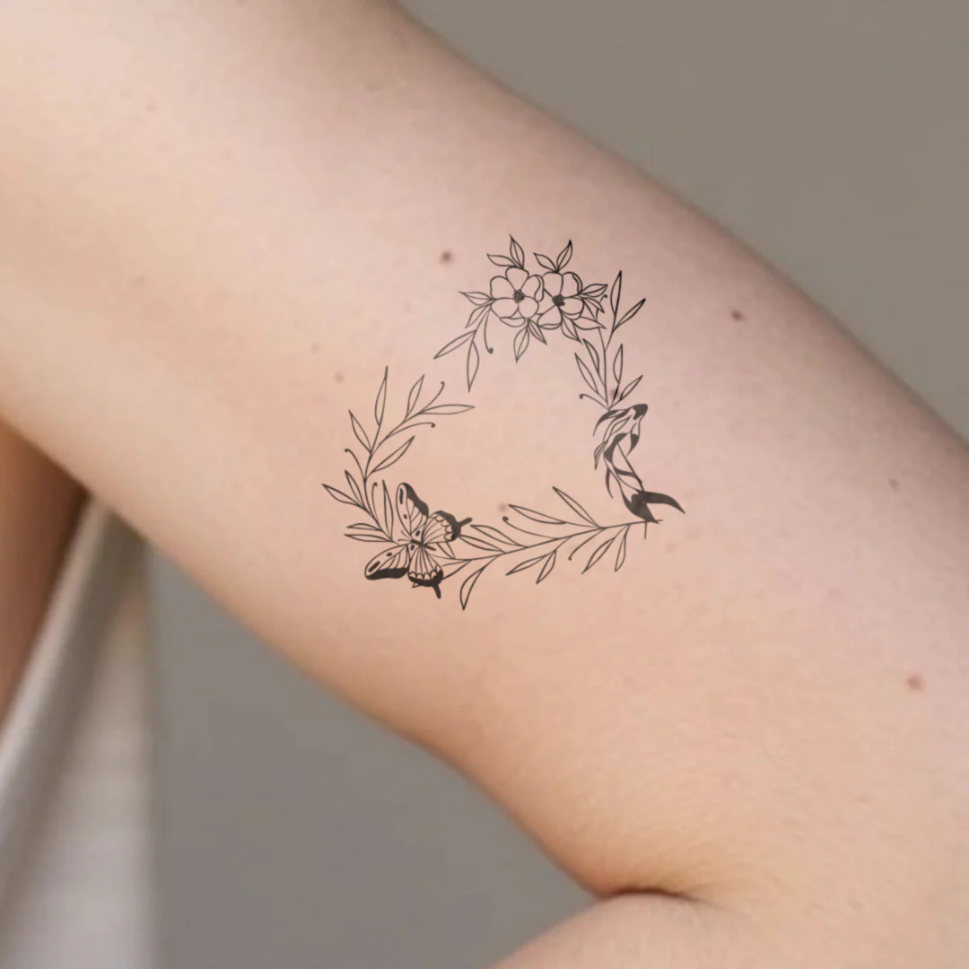 Tatouage Couronne Florale en Cœur avec Papillon et Poisson