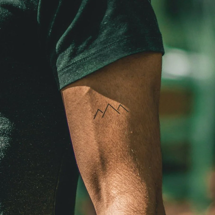 Tatouage de petites montagnes symétriques 